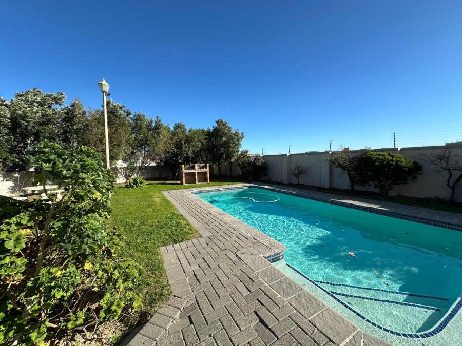 2 Bedroom Property for Sale in Whispering Pines Western Cape